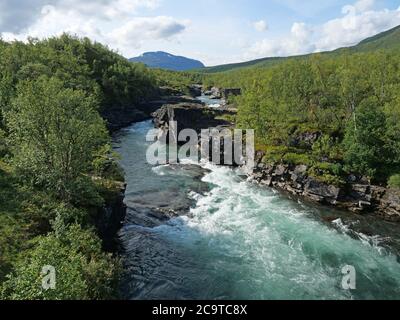 Canyon blu del fiume glaciale scolpito nel calcare e granito. Abisko National Park, Lapponia, Svezia settentrionale, all'inizio del sentiero Kungsleden. Summe Foto Stock