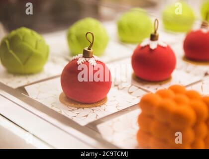 Vivaci torte natalizie in velluto rosso con mouse all'interno Foto Stock