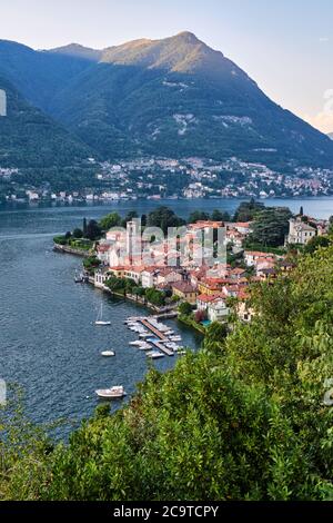 Vista panoramica del paese di Torno al tramonto estivo, Lago di Como, Lombardia, Laghi Italiani, Italia, Europa Foto Stock