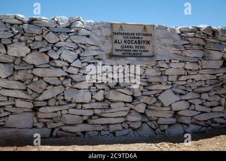 BALIKESIR, TURCHIA - Agosto, 05 2013 : il luogo dove si trova la tomba di sarikiz e oggi è Sarikiz Hill .Landscape dal monte ida di Edremit a. Foto Stock