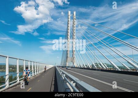 Montreal, CA - 31 luglio 2020: Percorso multiuso sul nuovo ponte Samuel de Champlain Foto Stock