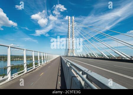 Montreal, CA - 31 luglio 2020: Percorso multiuso sul nuovo ponte Samuel de Champlain Foto Stock