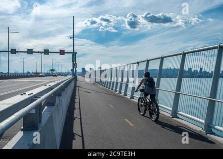 Montreal, CA - 31 luglio 2020: Percorso multiuso sul nuovo ponte Samuel de Champlain Foto Stock