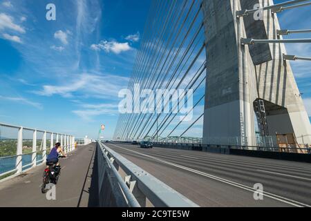 Montreal, CA - 31 luglio 2020: Percorso multiuso sul nuovo ponte Samuel de Champlain Foto Stock