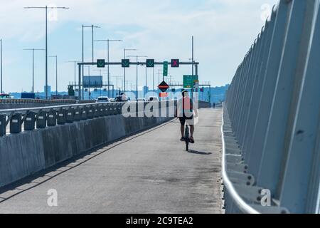 Montreal, CA - 31 luglio 2020: Percorso multiuso sul nuovo ponte Samuel de Champlain Foto Stock