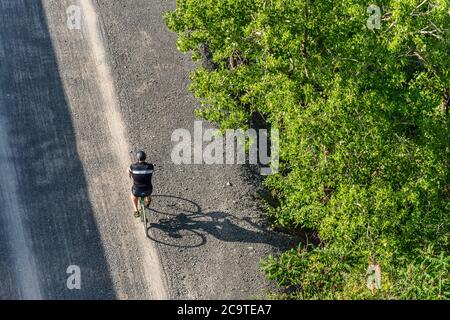 Montreal, CA - 31 luglio 2020: Vista aerea della bicicletta da corsa dell'uomo sulla pista ciclabile St Lawrence Seaway Foto Stock