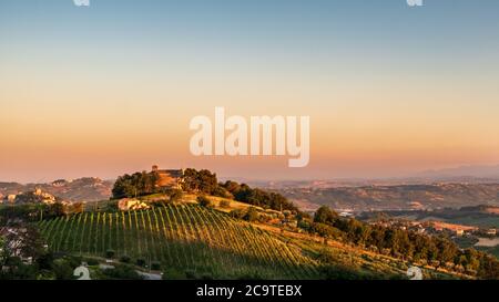 Tramonto nei campi marchigiani dal villaggio di Acquaviva Picena Foto Stock