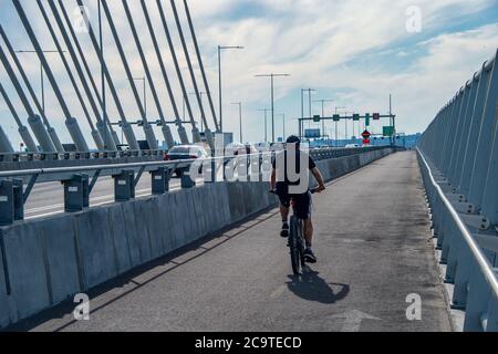 Montreal, CA - 31 luglio 2020: Percorso multiuso sul nuovo ponte Samuel de Champlain Foto Stock