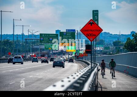 Montreal, CA - 31 luglio 2020: Percorso multiuso sul nuovo ponte Samuel de Champlain Foto Stock