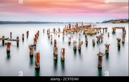 Titlow Beach Park, con pilings e il ponte Tacoma Narrows, Tacoma, Washington Foto Stock