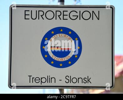 Treplin, Germania. 31 luglio 2020. Un segno dell'Euroregione Pro Europa Viadrina con i nomi di località Treplin e il polacco Slonsk. L'Euroregion Pro Europa Viadrina si trova al confine tedesco-polacco. L'obiettivo è quello di promuovere una cooperazione transfrontaliera e basata sul partenariato di questa regione. Più di 170 progetti di gemellaggio urbano sono registrati nel Brandeburgo. Non tutti sono ancora attivi, secondo l'Associazione dei Comuni di Brandeburgo. Credit: Patrick Pleul/dpa-Zentralbild/ZB/dpa/Alamy Live News Foto Stock