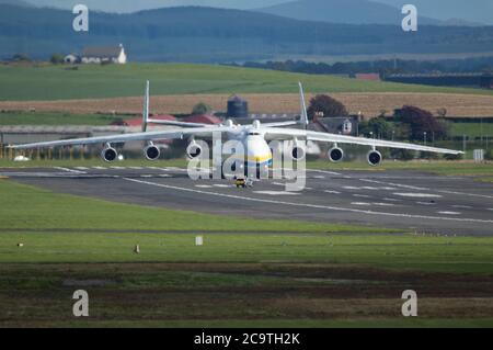 Prestwick, Scozia, Regno Unito. 2 agosto 2020. Nella foto: Una folla di appassionati di aviazione e di appassionati di aerei si sono rivelati vedere l'Antonov AN-225 Mryia (Reg UR-82060) effettuare una partenza programmata dopo una sosta di rifornimento all'aeroporto Prestwick di Glasgow da Bangor, USA prima di partire questo pomeriggio per l'aeroporto Châteauroux-Centre in Francia. Il colosso strategico dell'aereo da carico di ascensore gigante è alimentato da sei massicci sei motori a tre alberi di Ivchenko Progress Lotarev D-18T turbofan, ha un peso massimo di decollo di 640 tonnellate. Credit: Colin Fisher/Alamy Live News Foto Stock