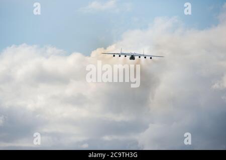 Prestwick, Scozia, Regno Unito. 2 agosto 2020. Nella foto: Una folla di appassionati di aviazione e di appassionati di aerei si sono rivelati vedere l'Antonov AN-225 Mryia (Reg UR-82060) effettuare una partenza programmata dopo una sosta di rifornimento all'aeroporto Prestwick di Glasgow da Bangor, USA prima di partire questo pomeriggio per l'aeroporto Châteauroux-Centre in Francia. Il colosso strategico dell'aereo da carico di ascensore gigante è alimentato da sei massicci sei motori a tre alberi di Ivchenko Progress Lotarev D-18T turbofan, ha un peso massimo di decollo di 640 tonnellate. Credit: Colin Fisher/Alamy Live News Foto Stock