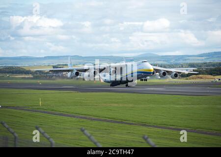 Prestwick, Scozia, Regno Unito. 2 agosto 2020. Nella foto: Una folla di appassionati di aviazione e di appassionati di aerei si sono rivelati vedere l'Antonov AN-225 Mryia (Reg UR-82060) effettuare una partenza programmata dopo una sosta di rifornimento all'aeroporto Prestwick di Glasgow da Bangor, USA prima di partire questo pomeriggio per l'aeroporto Châteauroux-Centre in Francia. Il colosso strategico dell'aereo da carico di ascensore gigante è alimentato da sei massicci sei motori a tre alberi di Ivchenko Progress Lotarev D-18T turbofan, ha un peso massimo di decollo di 640 tonnellate. Credit: Colin Fisher/Alamy Live News Foto Stock