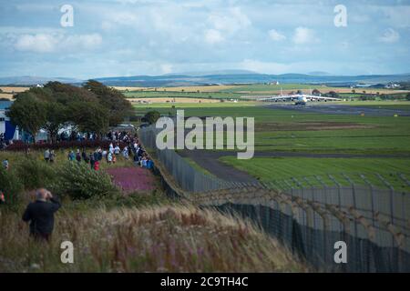 Prestwick, Scozia, Regno Unito. 2 agosto 2020. Nella foto: Una folla di appassionati di aviazione e di appassionati di aerei si sono rivelati vedere l'Antonov AN-225 Mryia (Reg UR-82060) effettuare una partenza programmata dopo una sosta di rifornimento all'aeroporto Prestwick di Glasgow da Bangor, USA prima di partire questo pomeriggio per l'aeroporto Châteauroux-Centre in Francia. Il colosso strategico dell'aereo da carico di ascensore gigante è alimentato da sei massicci sei motori a tre alberi di Ivchenko Progress Lotarev D-18T turbofan, ha un peso massimo di decollo di 640 tonnellate. Credit: Colin Fisher/Alamy Live News Foto Stock