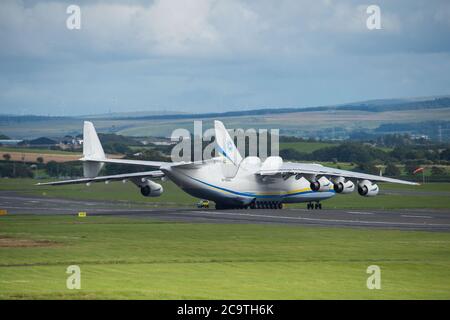 Prestwick, Scozia, Regno Unito. 2 agosto 2020. Nella foto: Una folla di appassionati di aviazione e di appassionati di aerei si sono rivelati vedere l'Antonov AN-225 Mryia (Reg UR-82060) effettuare una partenza programmata dopo una sosta di rifornimento all'aeroporto Prestwick di Glasgow da Bangor, USA prima di partire questo pomeriggio per l'aeroporto Châteauroux-Centre in Francia. Il colosso strategico dell'aereo da carico di ascensore gigante è alimentato da sei massicci sei motori a tre alberi di Ivchenko Progress Lotarev D-18T turbofan, ha un peso massimo di decollo di 640 tonnellate. Credit: Colin Fisher/Alamy Live News Foto Stock