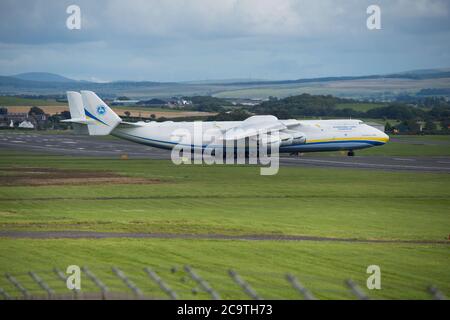 Prestwick, Scozia, Regno Unito. 2 agosto 2020. Nella foto: Una folla di appassionati di aviazione e di appassionati di aerei si sono rivelati vedere l'Antonov AN-225 Mryia (Reg UR-82060) effettuare una partenza programmata dopo una sosta di rifornimento all'aeroporto Prestwick di Glasgow da Bangor, USA prima di partire questo pomeriggio per l'aeroporto Châteauroux-Centre in Francia. Il colosso strategico dell'aereo da carico di ascensore gigante è alimentato da sei massicci sei motori a tre alberi di Ivchenko Progress Lotarev D-18T turbofan, ha un peso massimo di decollo di 640 tonnellate. Credit: Colin Fisher/Alamy Live News Foto Stock