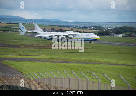 Prestwick, Scozia, Regno Unito. 2 agosto 2020. Nella foto: Una folla di appassionati di aviazione e di appassionati di aerei si sono rivelati vedere l'Antonov AN-225 Mryia (Reg UR-82060) effettuare una partenza programmata dopo una sosta di rifornimento all'aeroporto Prestwick di Glasgow da Bangor, USA prima di partire questo pomeriggio per l'aeroporto Châteauroux-Centre in Francia. Il colosso strategico dell'aereo da carico di ascensore gigante è alimentato da sei massicci sei motori a tre alberi di Ivchenko Progress Lotarev D-18T turbofan, ha un peso massimo di decollo di 640 tonnellate. Credit: Colin Fisher/Alamy Live News Foto Stock