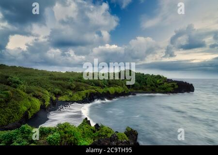 Onde su Black Sand Beach. Waianapanapa Stater Park e spiaggia. Maui, Hawaii Foto Stock