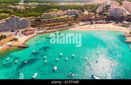 Spiaggia di sabbia di Port Adriano in estate, El Toro, Maiorca, Isole Baleari, Spagna Foto Stock