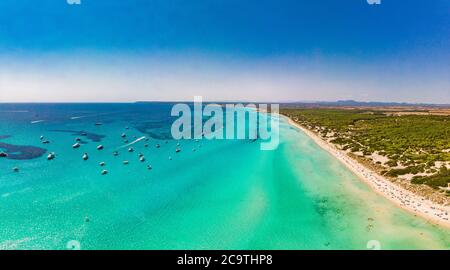 Estate sulla spiaggia di Maiorca es Trenc ses Arenes nelle Isole Baleari, Spagna, luglio 2020 Foto Stock