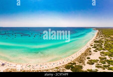 Estate sulla spiaggia di Maiorca es Trenc ses Arenes nelle Isole Baleari, Spagna, luglio 2020 Foto Stock