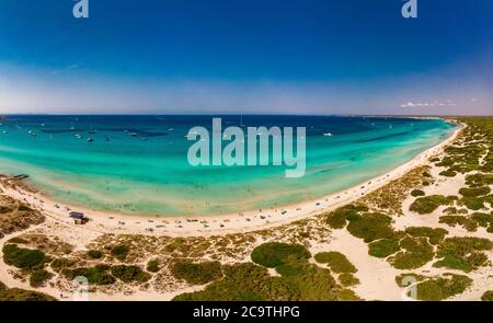 Estate sulla spiaggia di Maiorca es Trenc ses Arenes nelle Isole Baleari, Spagna, luglio 2020 Foto Stock