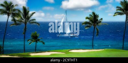 Barca a vela e putting green. Hilton Waikoloa Beach Golf Resort. Hawaii, la Big Island Foto Stock