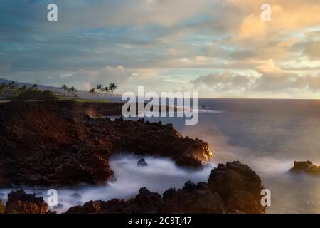 Tramonto sulla costa all'Hilton Waikoloa Beach Golf Resort. Hawaii, la Big Island Foto Stock