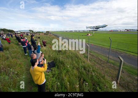 Prestwick, Scozia, Regno Unito. 2 agosto 2020. Nella foto: Una folla di appassionati di aviazione e di appassionati di aerei si sono rivelati vedere l'Antonov AN-225 Mryia (Reg UR-82060) effettuare una partenza programmata dopo una sosta di rifornimento all'aeroporto Prestwick di Glasgow da Bangor, USA prima di partire questo pomeriggio per l'aeroporto Châteauroux-Centre in Francia. Il colosso strategico dell'aereo da carico di ascensore gigante è alimentato da sei massicci sei motori a tre alberi di Ivchenko Progress Lotarev D-18T turbofan, ha un peso massimo di decollo di 640 tonnellate. Credit: Colin Fisher/Alamy Live News Foto Stock