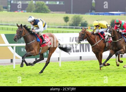 Canfora guidata dal fantino Shane Foley sulla loro strada per vincere la gara JPK Fencing durante il giorno sette delle 2020 Galway Races Summer Festival presso l'ippodromo di Galway. Foto Stock