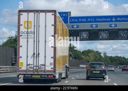 Traffico domenicale sulla M25 London Orbital Motorway vicino all'aeroporto di Heathrow viaggiando verso nord, 2.8.20 Foto Stock
