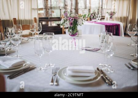 tavolo in un ristorante con elettrodomestici senza cibo e ospiti. Foto Stock