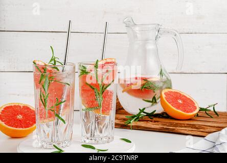 Acqua rinfrescante infusa per un trattamento dimagrante con pompelmo e rosmarino. Concetto di dieta Foto Stock