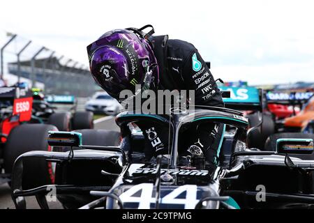 Il vincitore della gara Lewis Hamilton della Mercedes dopo il Gran Premio di Gran Bretagna 2020 a Silverstone, Northamptonshire. Foto Stock