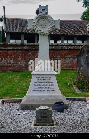 La tomba di Alfred Henry Hook VC nel villaggio di Churcham in Gloucestershire, Regno Unito Foto Stock