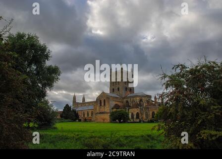 Nuvole sopra l'abbazia di Tewkesbury in Gloucestershire, Inghilterra Foto Stock