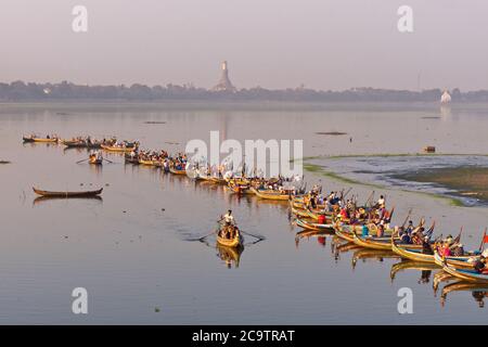 Barche sul lago Taung Tha Man mentre Tramonto vicino U-Bein Bridge, Amarapura, Mandalay, Myanmar, Asia Foto Stock