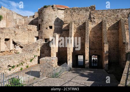 Vista dei resti delle mura di confine di Alghero, Sardegna Foto Stock