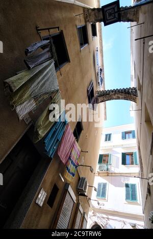 Vista ad angolo basso delle caratteristiche arcate sul vicolo del centro di Alghero Foto Stock
