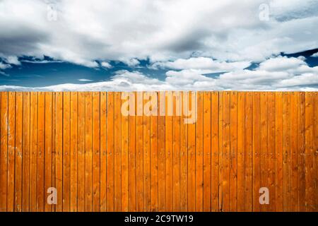 Allontanamento sociale o isolamento? Immagine concettuale. Un muro di isolamento ci impedisce di raggiungere la libertà. Foto Stock