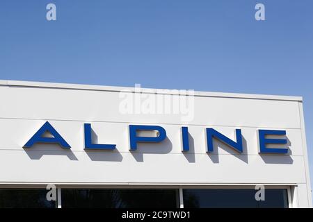 Villefranche, Francia - 24 maggio 2020: Logo alpino su un edificio. Alpine è un produttore francese di auto da corsa e sportive, fondato nel 1955 Foto Stock