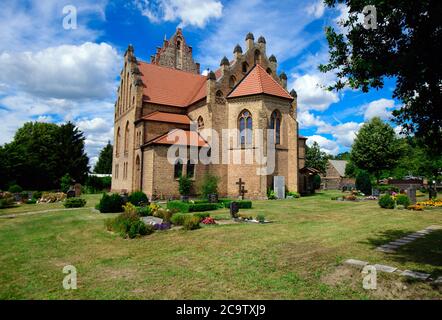 22 luglio 2020, Brandeburgo, Bad Saarow/OT Neu-Golm: La chiesa protestante nel centro del villaggio nel quartiere Oder-Spree è un edificio in mattoni del 19 ° secolo con una torre medievale fortificata fatta di pietre da campo. Il predecessore della chiesa risale al 1495, ma è stato ricostruito. Foto: Soeren Stache/dpa-Zentralbild/ZB Foto Stock