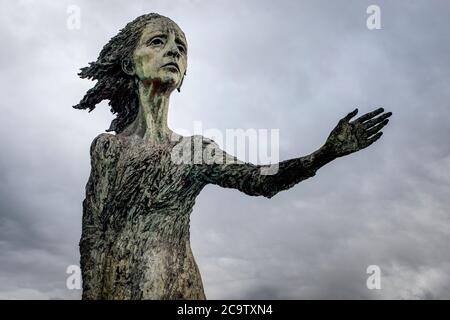 Gijon, Asturie, Spagna - 31 ottobre 2020: Monumento alla Madre dell'emigrante sul lungomare della spiaggia di San Lorenzo a Gijon. Foto Stock