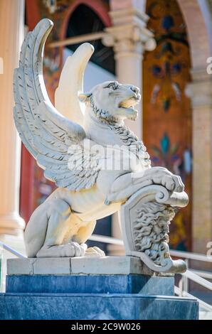 Madrid, Spagna - 17 giugno 2020: Scultura di leonessa alata che protegge l'ingresso al Palacio Velazquez nel parco El Retiro a Madrid. Foto Stock