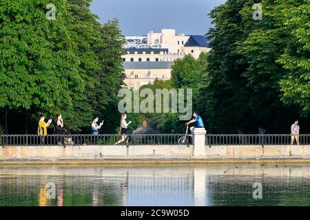 Madrid, Spagna - 5 giugno 2020: La gente passeggia attraverso il parco El Retiro in una soleggiata mattina di primavera durante la pandemia di Covis-19. Foto Stock