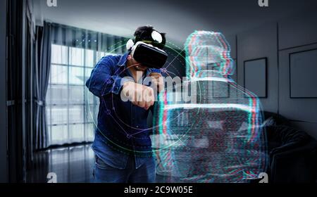 l'uomo asiatico indossa la tecnologia degli occhiali vr e si esercita come sport di figurazione di boxing con l'ambiente virtuale a casa con l'illustratore grafico 3d. Foto Stock