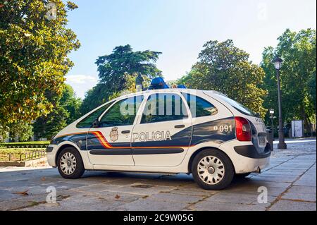 Madrid, Spagna - 6 giugno 2020: Macchina della polizia spagnola in un pomeriggio di primavera parcheggiata fuori dal Museo del Prado a Madrid. Foto Stock