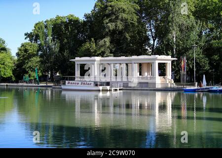 Madrid, Spagna - 17 giugno 2020: Barca solare nello stagno del parco del Retiro in una soleggiata mattina di primavera Foto Stock