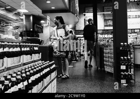 Foto in bianco e nero di maschera indossata, acquirenti socialmente distanziati nel negozio Whole Foods locale, Stage 3, Ottawa, Ontario, Canada. Foto Stock